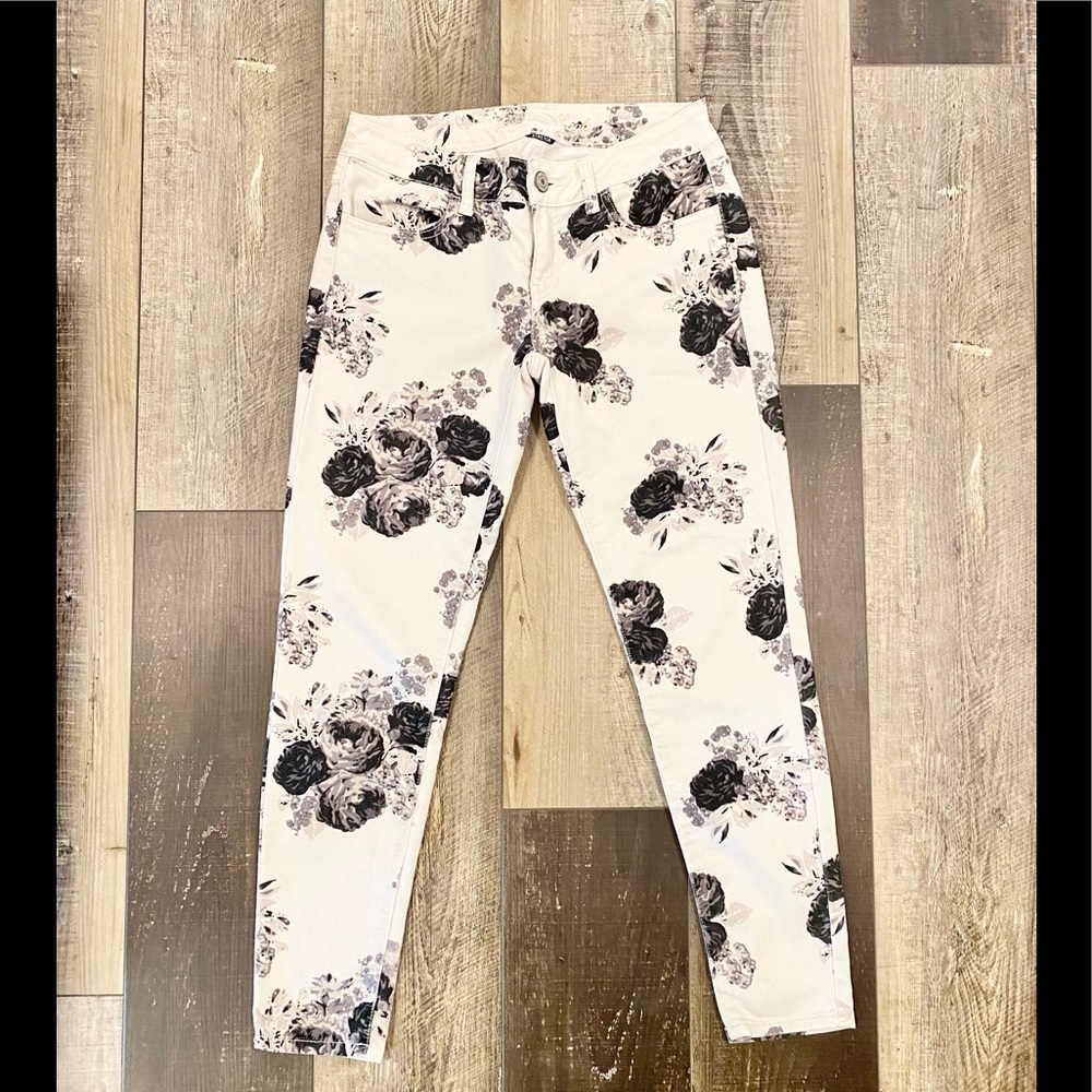 American Eagle Black White and Gray Floral Skinny Jeans